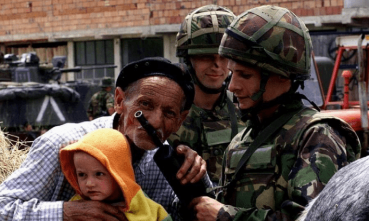 Fotografia e rrallë nga mbarimi i luftës në Kosovë | inFokus