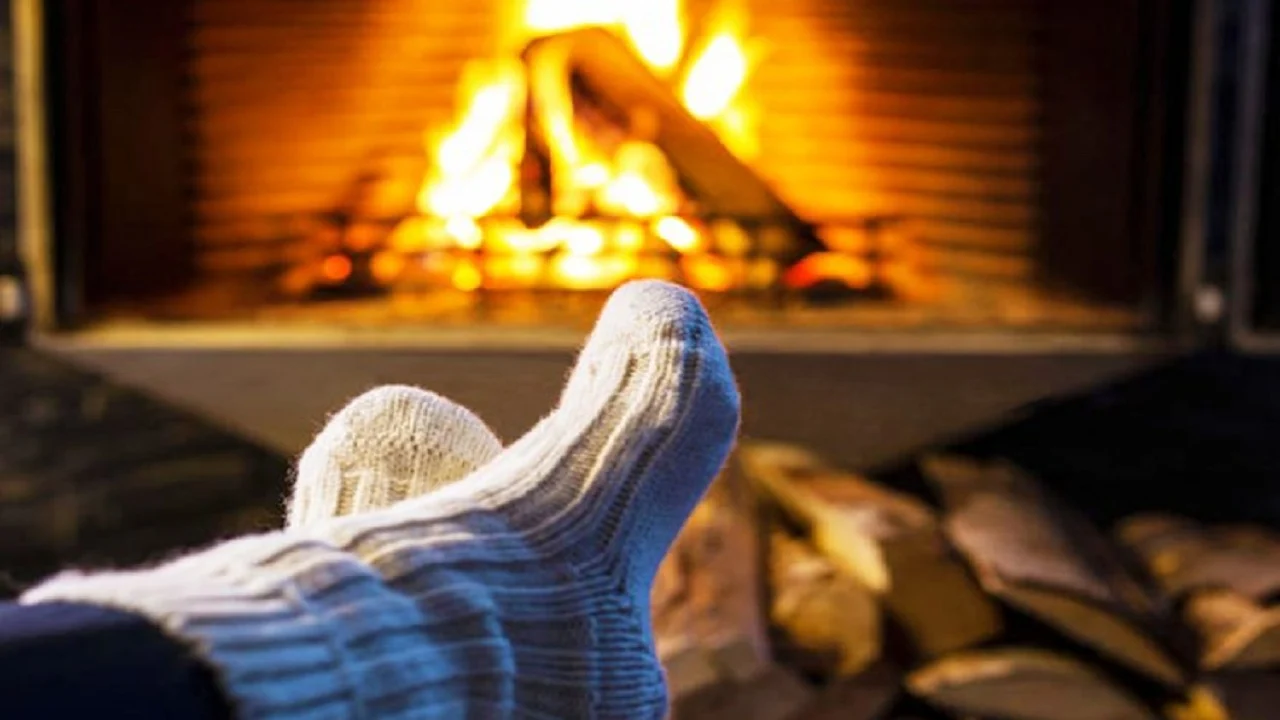 В носках у камина. Тепло в ноге что это. Тепло в ноге что это. Лекарство мерзнут ноги. Ноги в валенках.