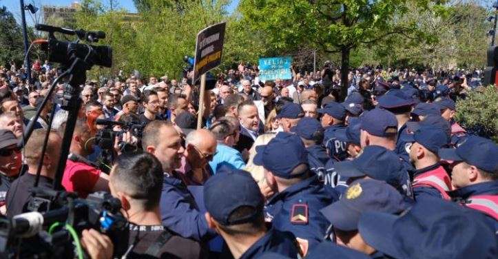 Opozita proteston përsëri në Shqipëri  bllokohen disa rrugë në Tiranë