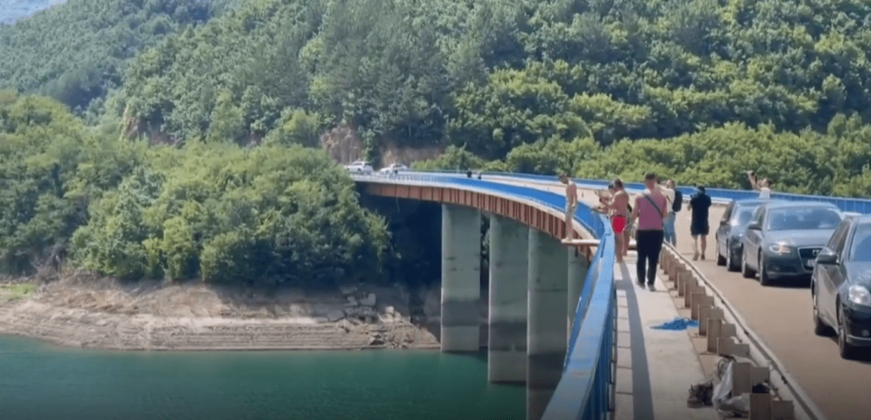 Kërcime nga ura në Ujman për nderë të Policëve të Rënë në Detyrë